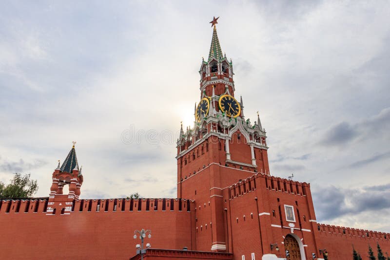 Кому принадлежит спасская башня кремля в москве. Фотосток Спасская башня. Спасская башня и стены Кремля. Башни Кремля фотосток. Зубцы кремлевской стены.