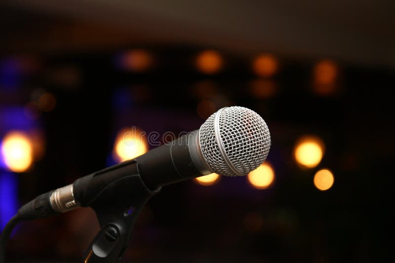 Наушники на микрофоне в студии. Микрофон стикер. Картинка спою микрофоном. Live Music Microphone Restaurant.