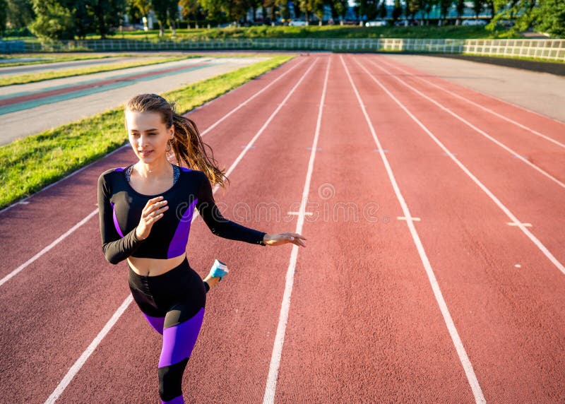 Спортсмен бегает на стадионе мужчина