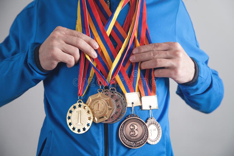 Лишат ли медали. Спортсмен с медалью. Фотосессия с медалями спортсмены. Медали спортивные. Медаль тренеру.