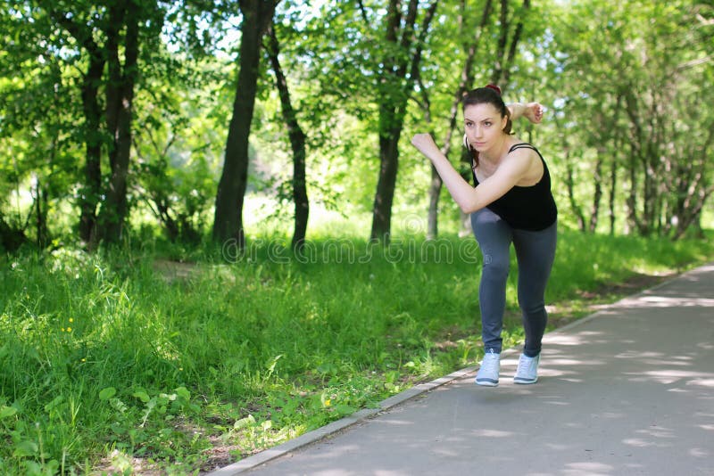Женщина бегает в парке