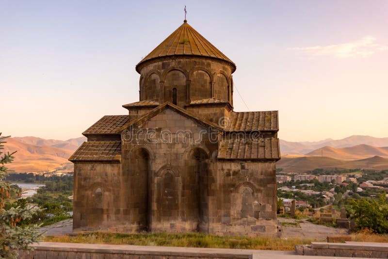 Старинный армянский храм в Марнеули
