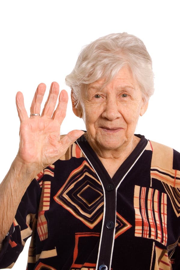 Пенсионерка 70 лет. Пожилая женщина машет рукой. Портрет пожилой женщины. Бабулька машет рукой. Бабушка машет.