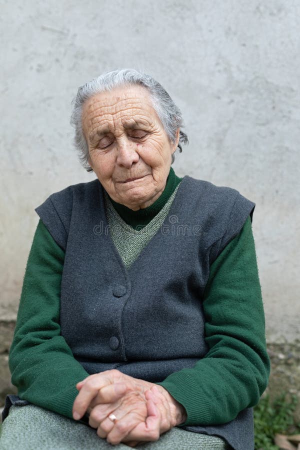 Пожилая вдова. Фото пожилых вдов известных людей. Портрет пожилой кавказской женщины фото. Фото пожилой вдовы Смоктуновского.