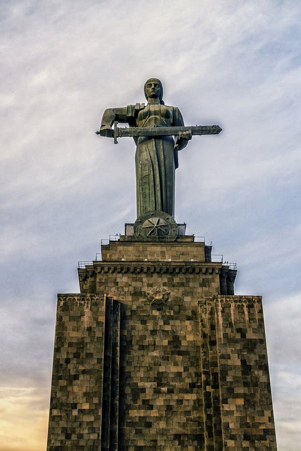 Статуя мать Армения. Мать Армения вектор. Мать Армения фото. Мама Армении статуя со всех сторон. Памятник мать земля