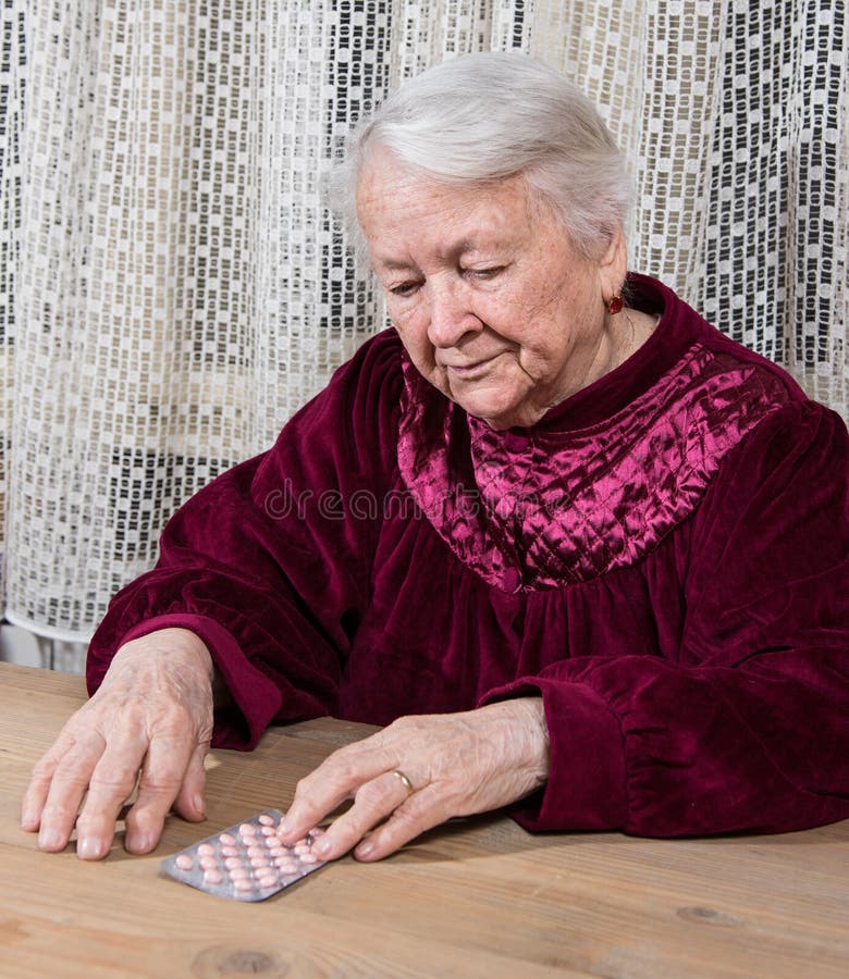 Увидел дрозд что идет старуха с внучкой. Old woman goes to.