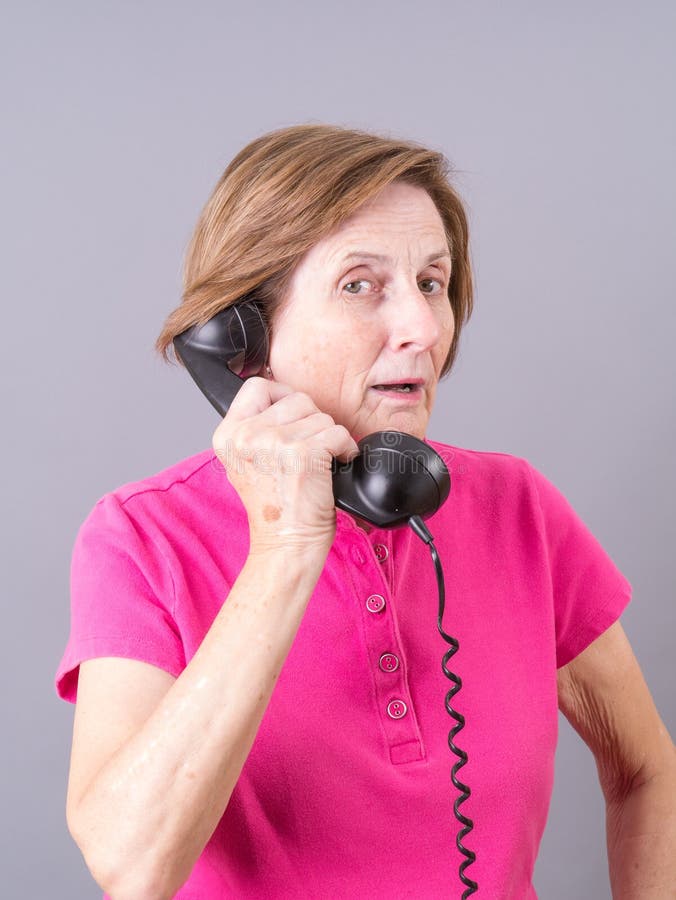 Старая женщина с телефоном. Женщина среднего возраста разговаривает по телефону. Взрослая женщина говорит по телефону. Взрослая женщина с телефоном фото. Тетет