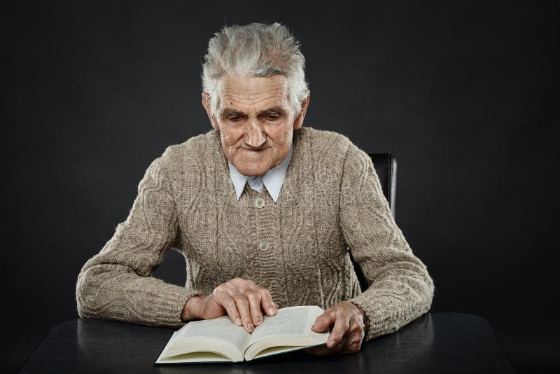 Мужчина старше читать. Старик читает. Senior man. Старик читает книгу. Старик читает письмо.