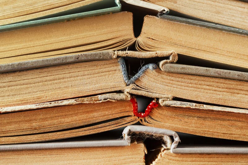Книга лежит в шкафу. Фото книги лежат на ящиках. Книги лежат в коробке. Книги валяются на столе Нераскрытые.