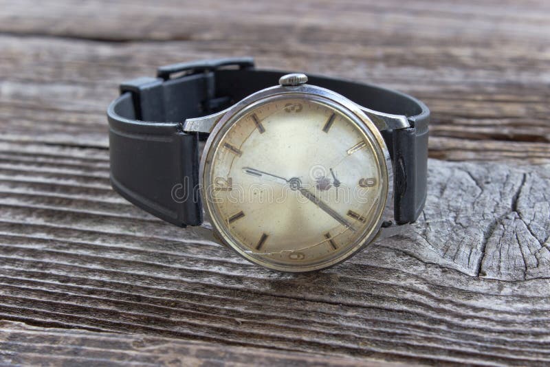 Разбитые наручные. Часы наручные старые сломанные. Сломанные швейцарские часы. Разбитые наручные часы. Почерневшие часы наручные старые.