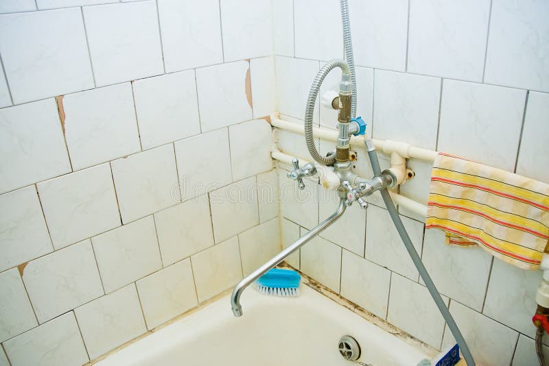 Как снять старую плитку в ванной комнате Старые Faucets в ванной комнате Стоковое Изображение - изображение насчитывающей