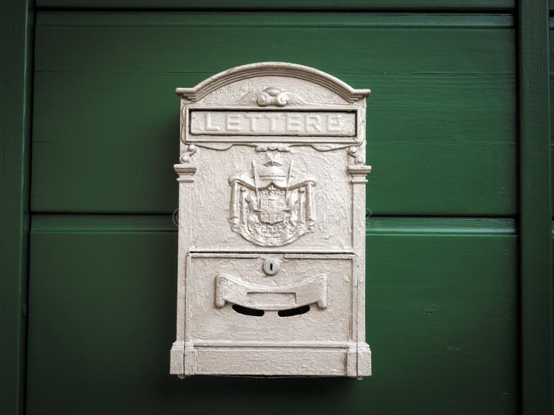 Настенный ящик для корреспонденции. Старые почтовые ящики на старой деревянной двери. Старые почтовые ящики на старой синей деревянной двери. Старинный почтовый ящик XIX века в Намюре. Почтовый ящик 19 века