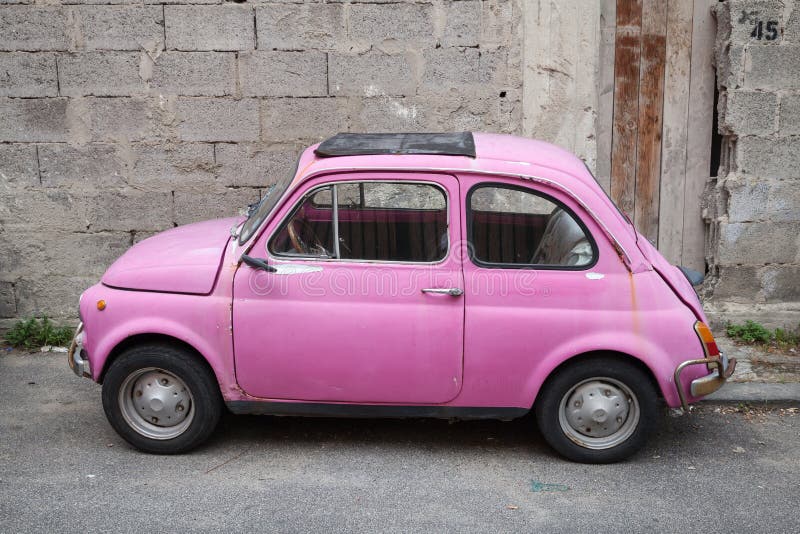 Fiat nuova 500 розовая