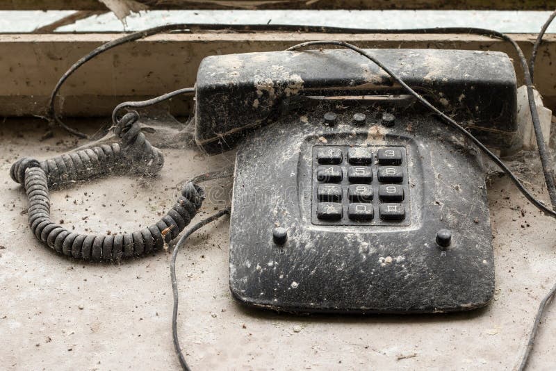 Как открыть старый телефон. Старый телефон. Старый сломанный смартфон. Аппарат телефонный грязный. Разбитый телефонный аппарат.