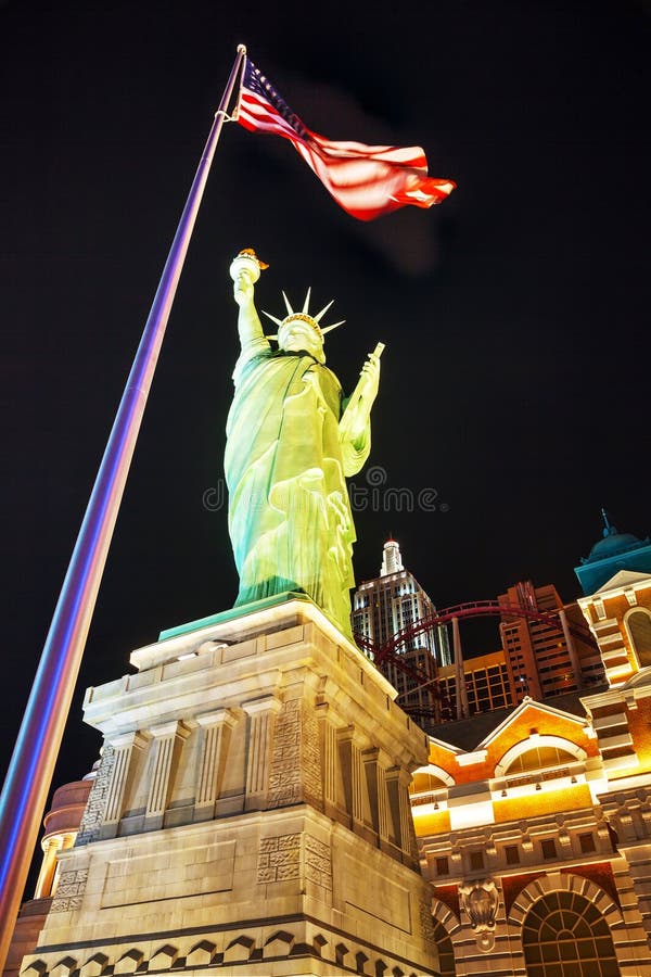 Lady freedom lady liberty. Статуя свободы в Лас Вегасе. Статуя свободы в Лос Анджелесе. Лас Вегас статуя. Статуя в Лос Анджелесе.