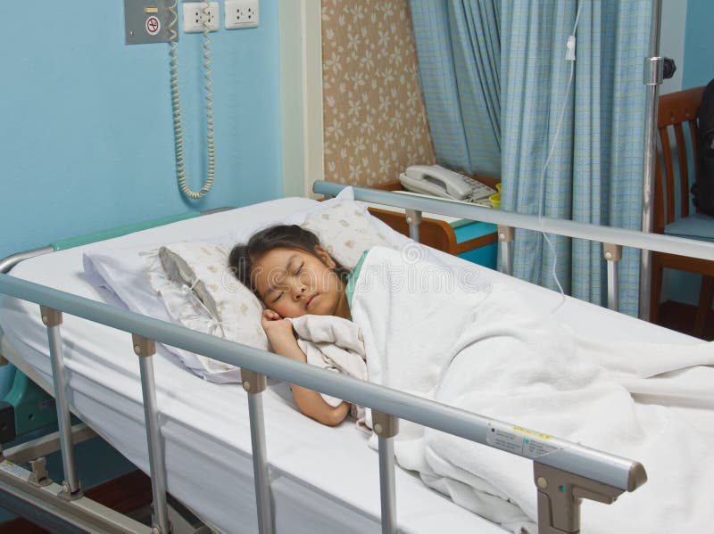 Маленькая девочка в больнице. Маленькая девочка лежит в больнице. Находится на излечении в больнице