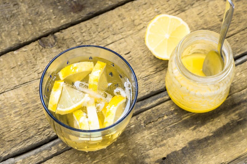Детокс с лимоном. Вода с медом и лимоном фото. Медовая вода детокс. Вода с лимоном м медом. Вода с лимоном и солью