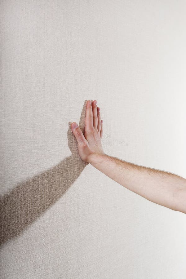 Экрана провести рукой. Ладонь на стене. Рука по стене. Касание стен рукой. Рука касается стены.