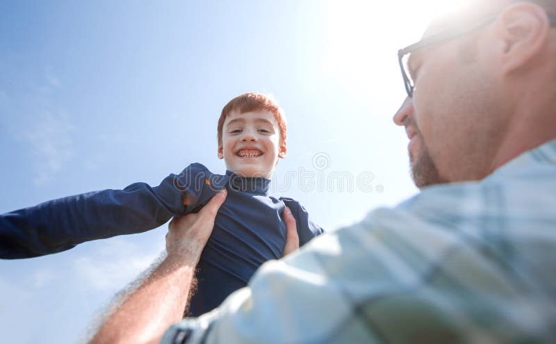 Руки safe. Отец держит сына на руках. Фото счастливое отцовство. Папа держит сына на руках. Отец держит сына за плечи.