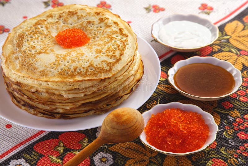 Стопка блинов с медом