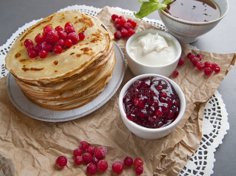 Блины с брусникой