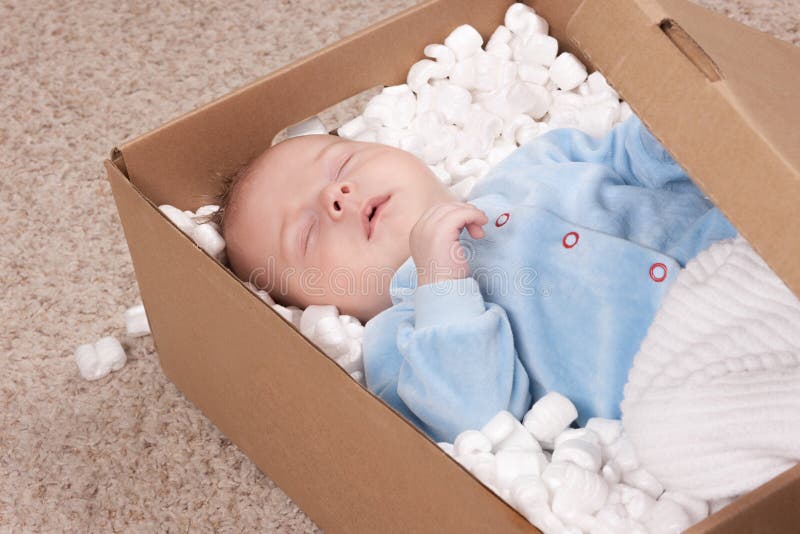 Младенец в коробке. Младенцы в коробках. Новорожденный в коробке. Наполнение коробки для новорожденных.