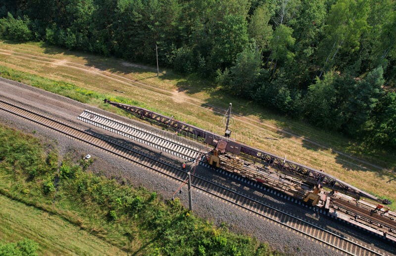 строительство железной дороги. ремонт и техническое обслуживание железнодорожных путей. построить железнодорожный путь для движени Стоковое Изображение - изображение насчитывающей место, класть: 240078353