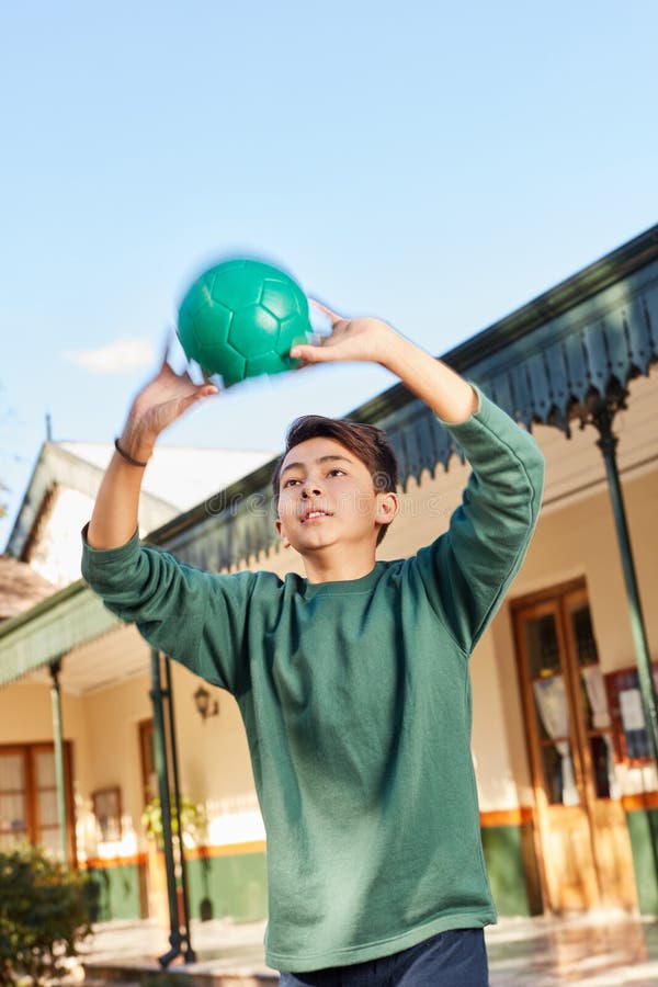Бросание шаров. Кидают шарик. Человек бросает шарик в Plinko. Дети бросают шарики вверх для бассейна. Китайская спортивная где подбрасывать шарик.
