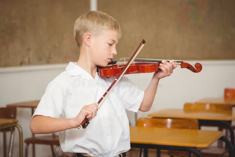 Children playing Violins at School. Используют для скрипки