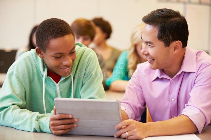 Студент тянет руку. Сосредоточенные ученики картинки. Andy is bad student in class. Bad student. Andy is bad student in class.