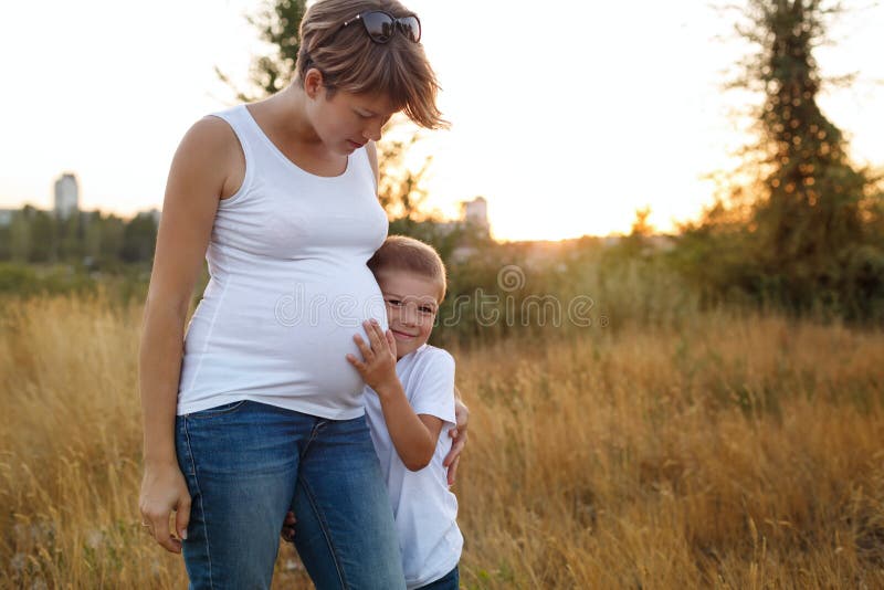 Сын беременную маму видео