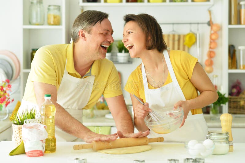 Зрелый муж помогает. Муж и жени вместе на кухне. Муж и жена вместе на кухне. Муж и жена трудятся вместе. Муж и жена на кухне счастливые.