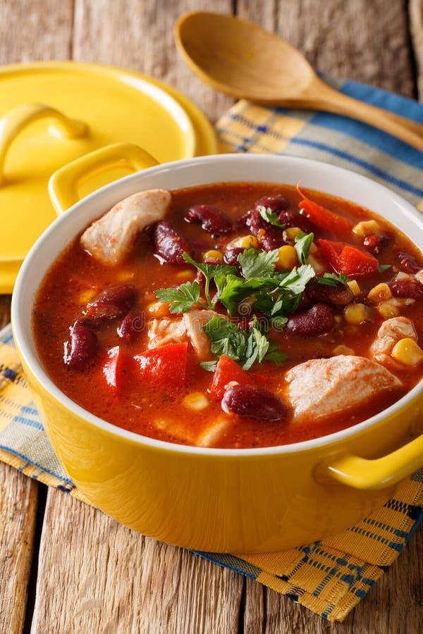 Суп с помидорами и картошкой. Суп с фасолью с курицей ,перцем и помидорами. Суп внутри помидора. Суп мерджи картинка вертикальная.