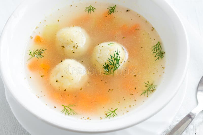 Суп шаре. Суп шар. Мацовые шарики в супе. Суп с шариками крупная нарезка. Кнейдлах.