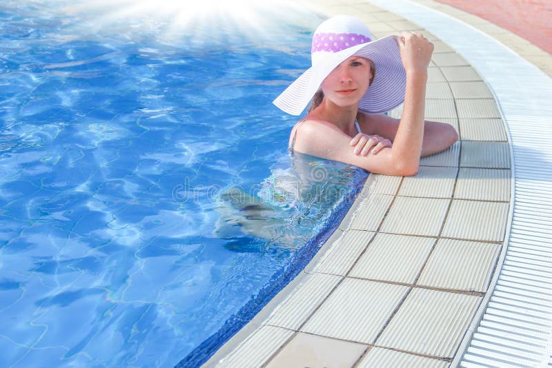 Шляпа у бассейна