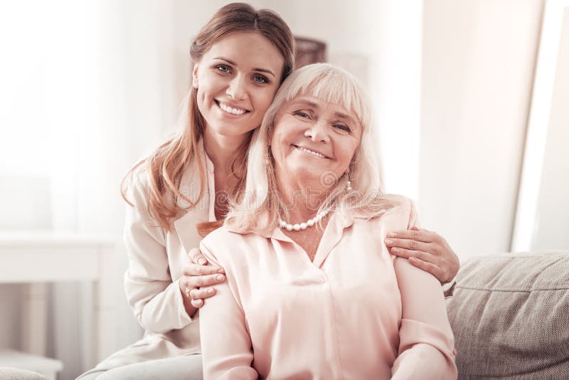 Модные вещи для мамы и дочки. Девка и ее мама. Жена глазами её мамы. Девка и ее мама. Бабушка с молодой девушкой.