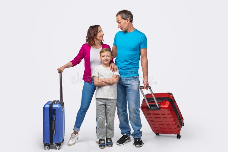 страхование за границей. канал семья на чемоданах. семья с чемоданами. семья пакует чемоданы. счастливая семья с чемоданами.