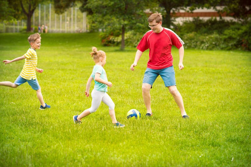 Семья играет в футбол. Family Play Football. Семья футболистов картинки для детей.
