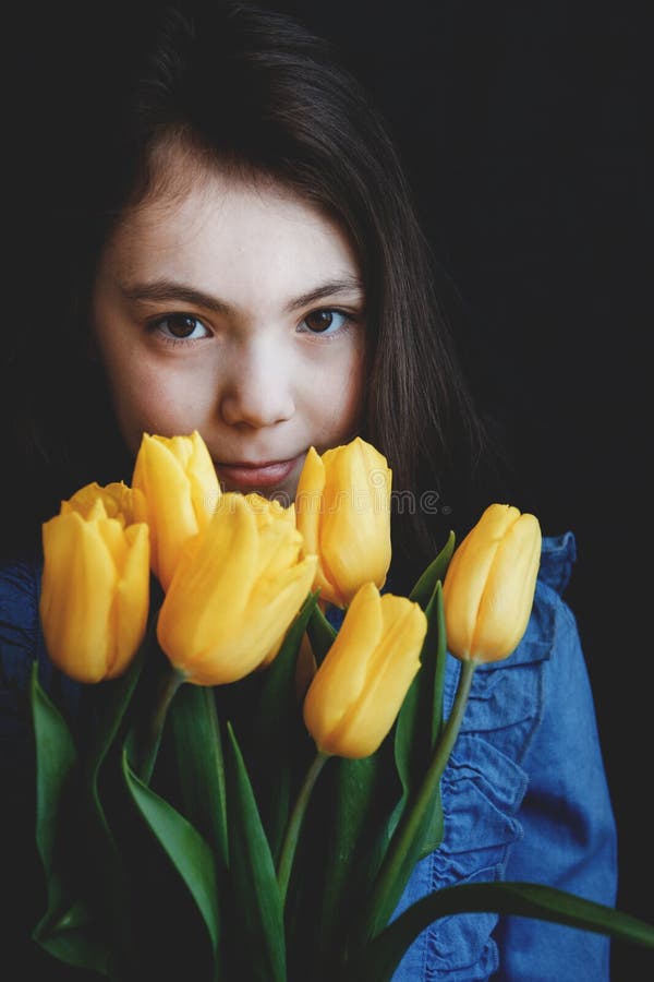 Желтые тюльпаны в руках девушки