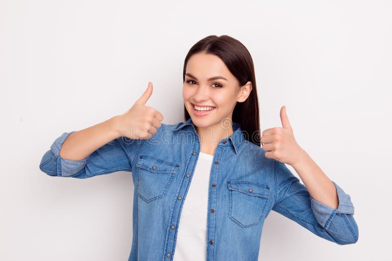 милая жест. девушка жесты. милые жесты. W пальцами. милая жест.