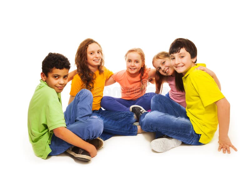 Дети полукругом. Дети сидят полукругом. Счастливые дети в разноцветных футболках. Дети стоят полукругом.