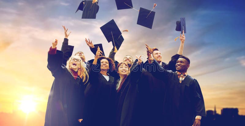 Счастливые студент-выпускники или студенты бросая доски миномета Стоковое Изображение - изображение насчитывающей совместно, усмехаться: 118957213