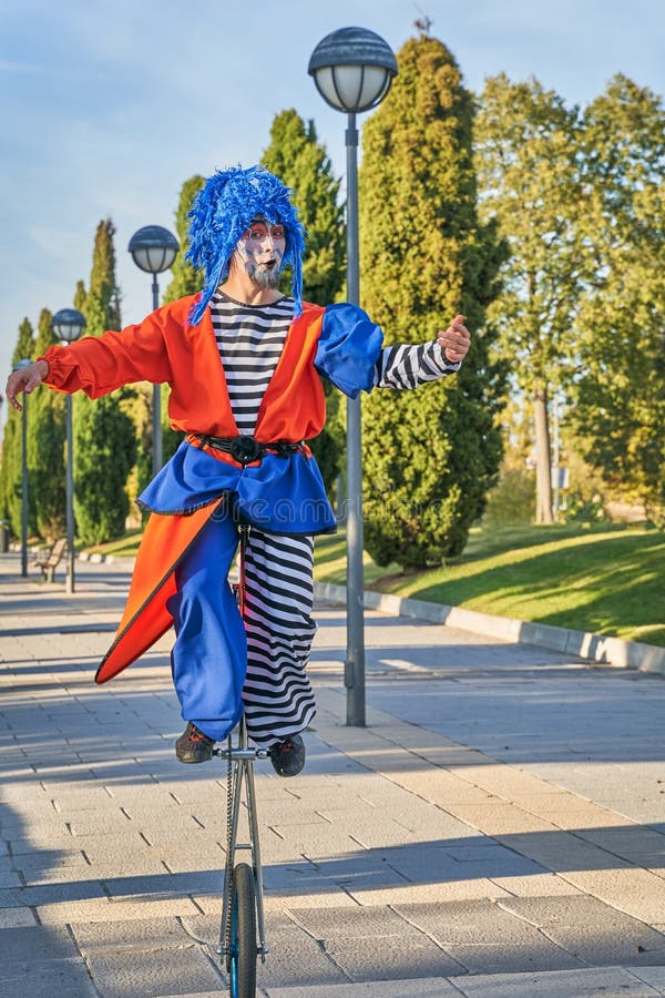 Клоун на моноцикле