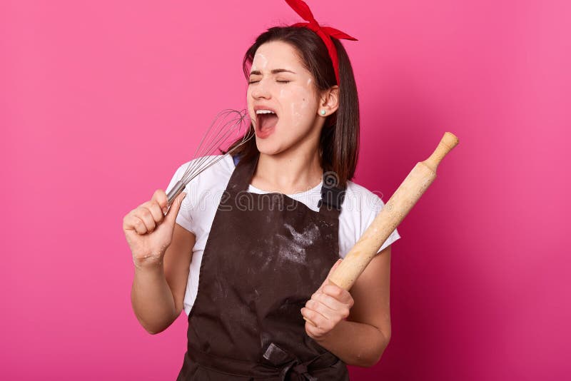 Singing cooks. Печем и крутим. Держит скалку злоба.