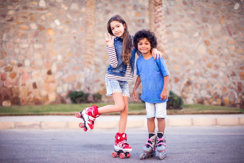 Мамы мальчиков ролики. Girl and childrens on Roller Skates.