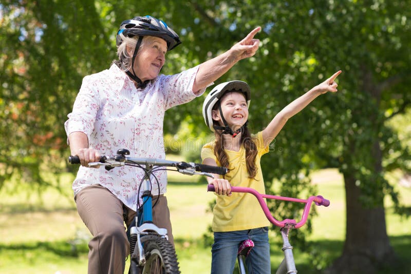 Внучка ехала. Бабуся на велосипеде. Бабушка с внучкой на велосипеде картинки. Баба с внучкой на велосипеде. Дедушка с внучкой катался на велосипед.