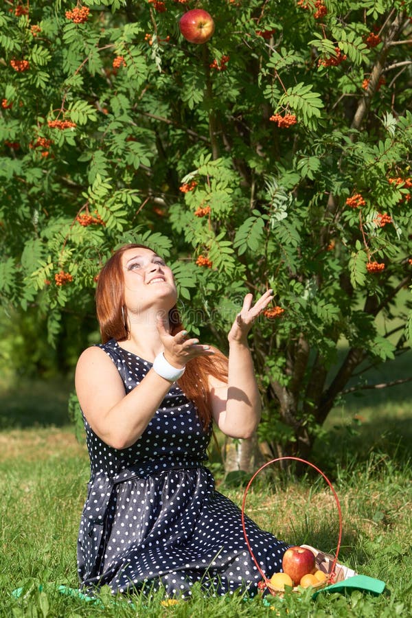 Кинуть яблоко. Милославский кидает яблоки. Яблоки выкидывают. Toss Apple woman.