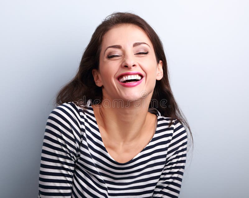 женщина смеётся с открытым ртом. громко смеяться. шумный дом луан. шумный смех. истерично смеется.