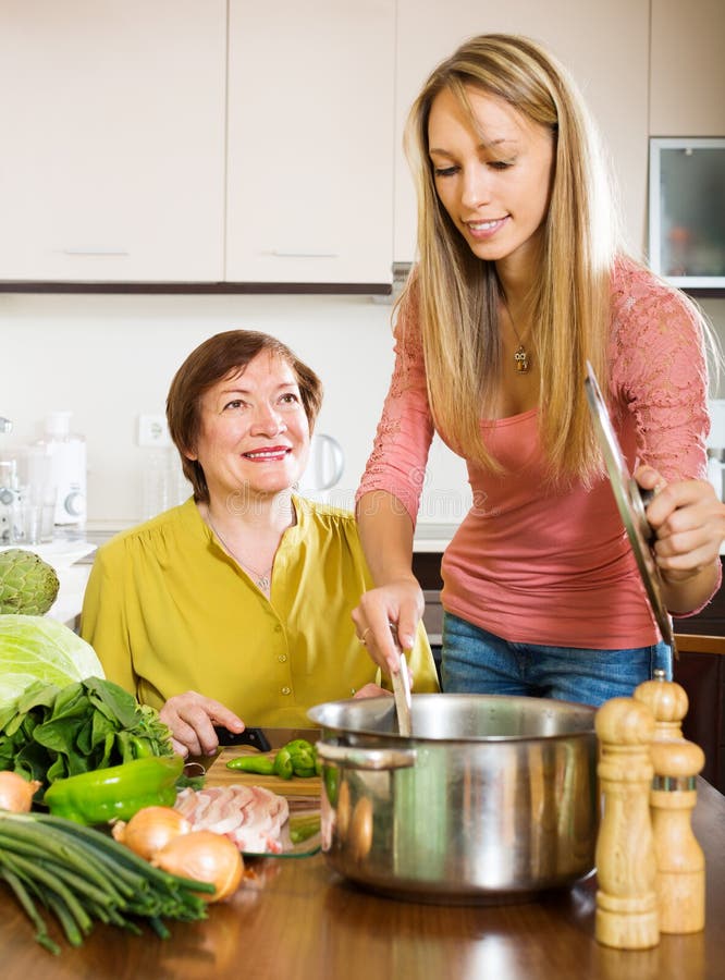 Мама на кухне. Мама с дочкой готовят. Заставка готовим с мамой. Mother to cook a very tasty dinner. Семья на кухне.