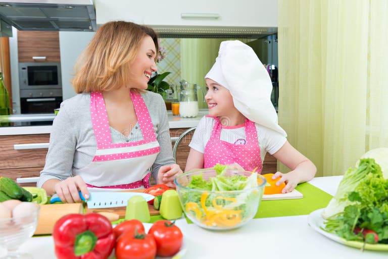 Мама готовит салат. Мама с дочкой готовят. Мама с дочкой готовят овощи. Мама готовит на кухне салатик. Программа мама готовит